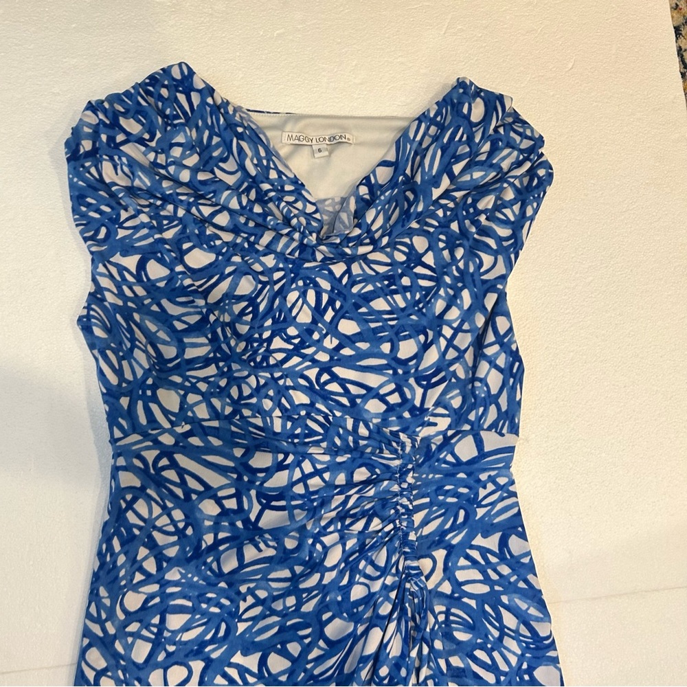 Maggy London blue white abstract print ruched front midi dress - Picture 7 of 9